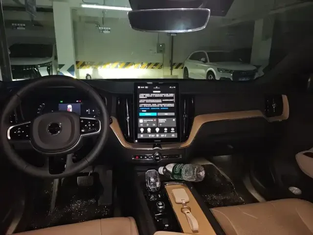 Volvo XC60 — Фото автомобиля 10