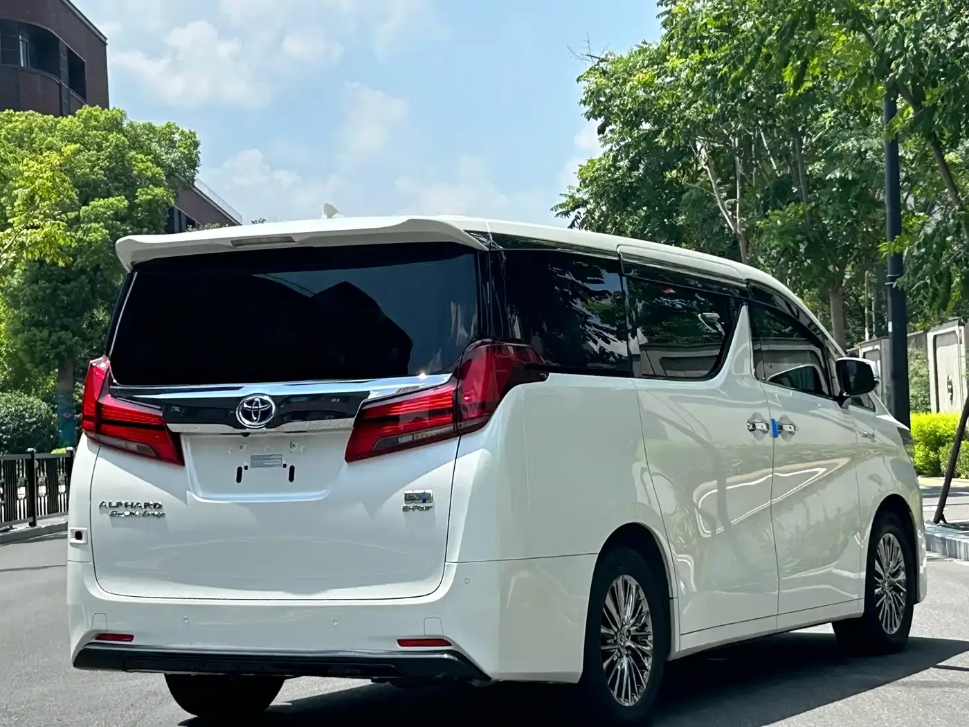 Toyota Alphard 2021 Hybrid 2.5L Premium — Фото автомобиля 7