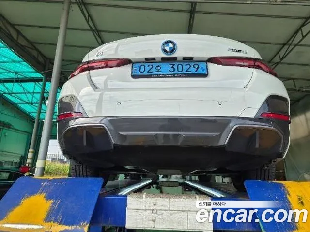 BMW i4 — Фото автомобиля 2