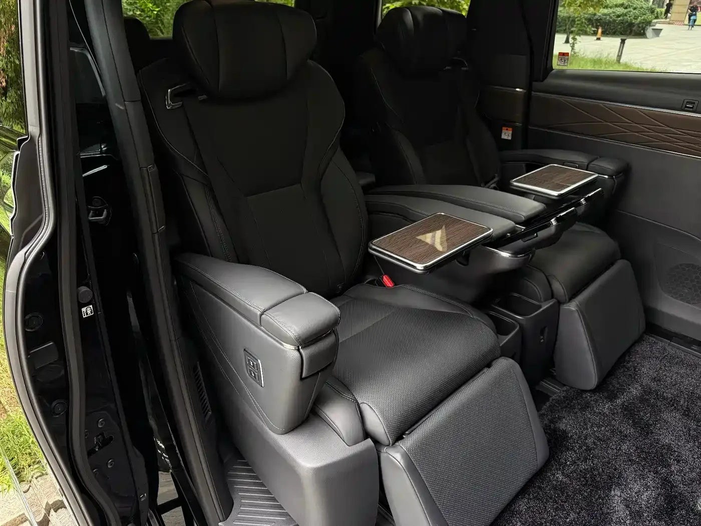 Toyota Alphard 2024 Hybrid 2.5L Ultimate Enjoyment Edition — Фото автомобиля 10