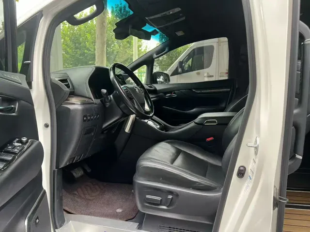 Toyota Alphard — Фото автомобиля 4