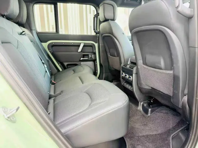 Land Rover Defender — Фото автомобиля 25