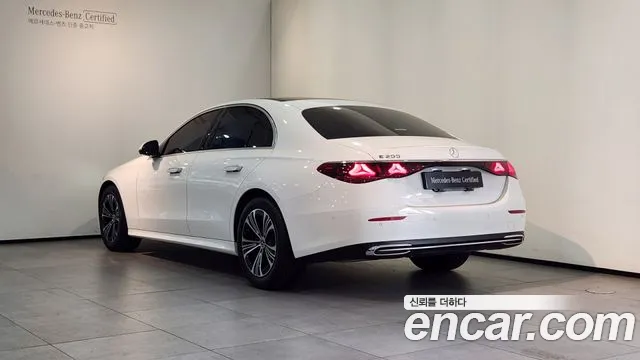 Mercedes-Benz E-Class — Фото автомобиля 2
