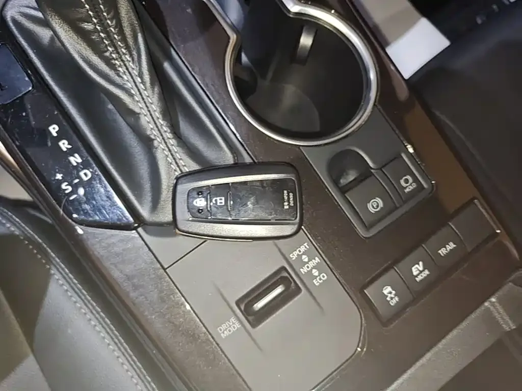 Toyota Crown Kluger 2022 2.5L HEV 4WD Luxury Edition — Фото автомобиля 8