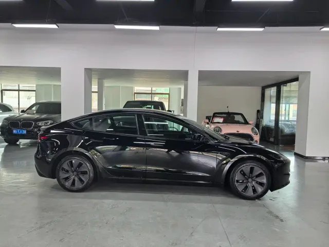 Tesla Model 3 — Фото автомобиля 4