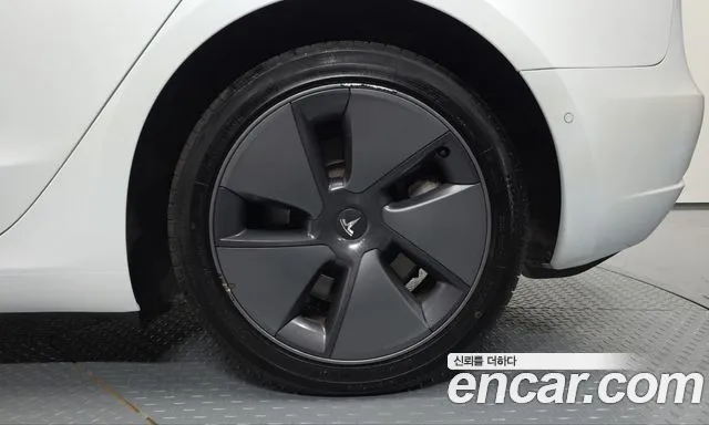 Tesla Model 3 — Фото автомобиля 6