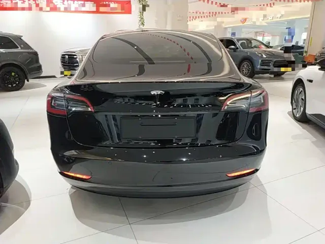Tesla Model 3 — Фото автомобиля 5