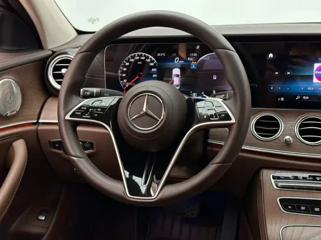 Mercedes-Benz E-Class — Фото автомобиля 12