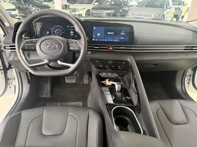 Hyundai Elantra — Фото автомобиля 16