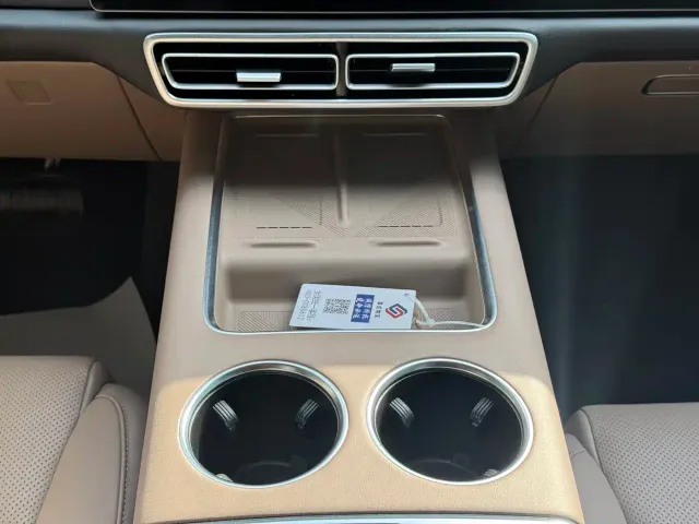 Li Auto L8 — Фото автомобиля 7