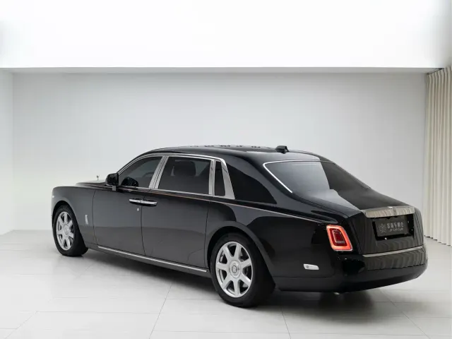 Rolls-Royce Phantom — Фото автомобиля 4