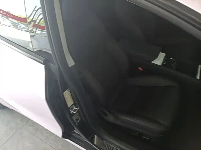 Tesla Model 3 — Фото автомобиля 23