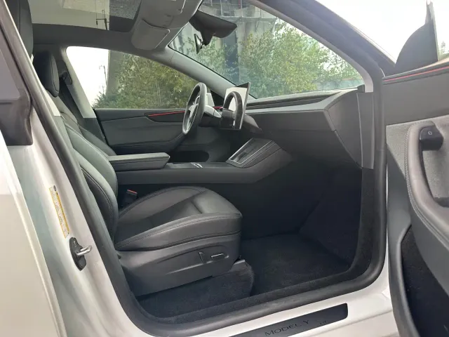 Tesla Model Y — Фото автомобиля 11