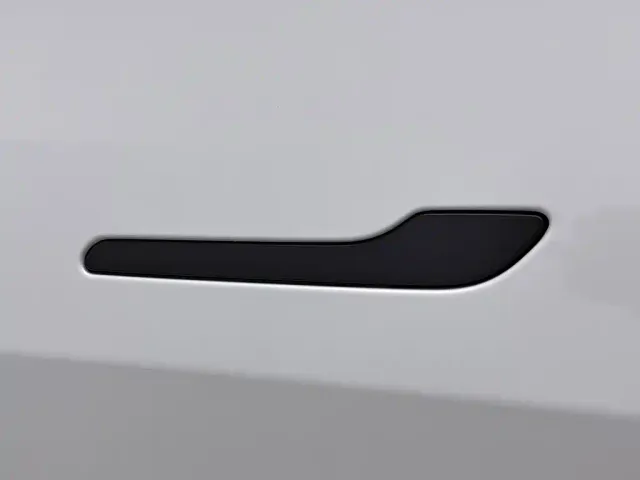 Tesla Model Y — Фото автомобиля 18