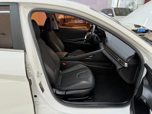 Hyundai Elantra — Фото автомобиля 21
