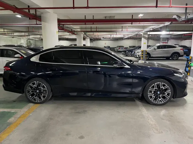 BMW 5 Series — Фото автомобиля 3