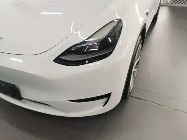Tesla Model Y — Фото автомобиля 23