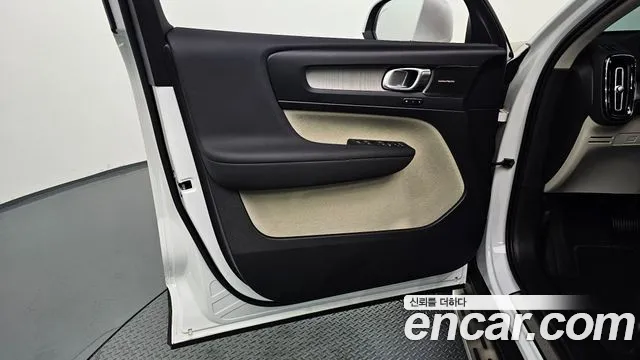 Volvo XC40 — Фото автомобиля 13