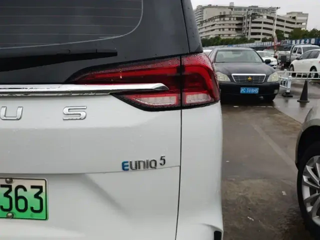 Maxus EUNIQ 5 — Фото автомобиля 7