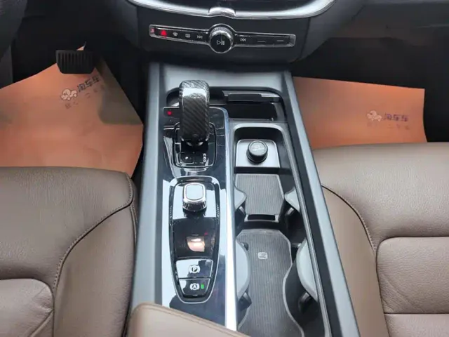 Volvo XC60 — Фото автомобиля 16