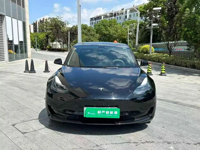 Tesla Model 3 — Фото автомобиля 2