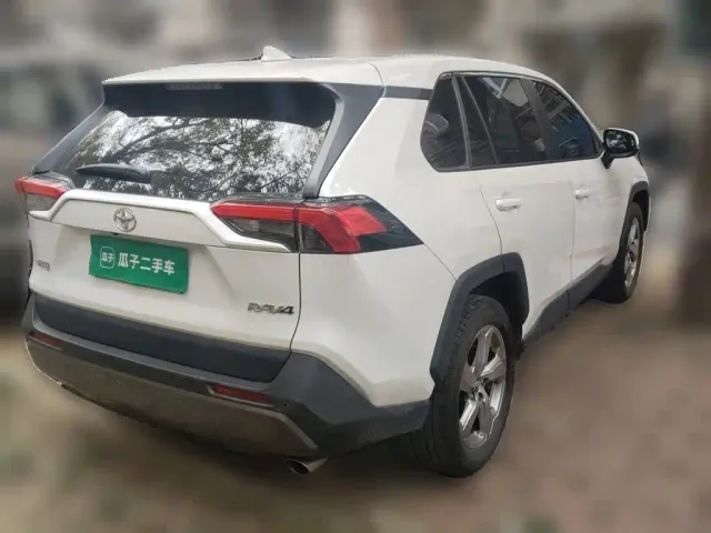 Toyota RAV4 — Фото автомобиля 4