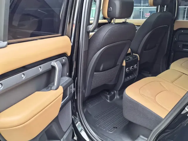 Land Rover Defender — Фото автомобиля 10