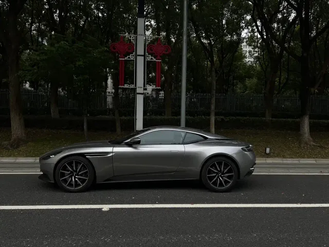 Aston Martin DB11 — Фото автомобиля 3