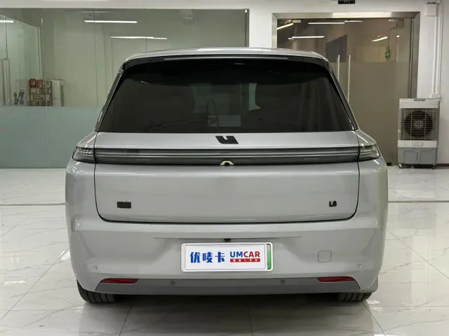 Li Auto L8 — Фото автомобиля 4