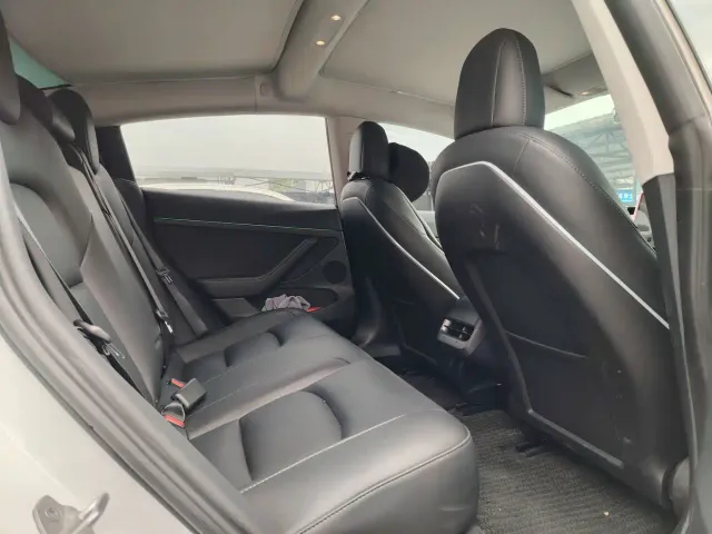 Tesla Model 3 — Фото автомобиля 10