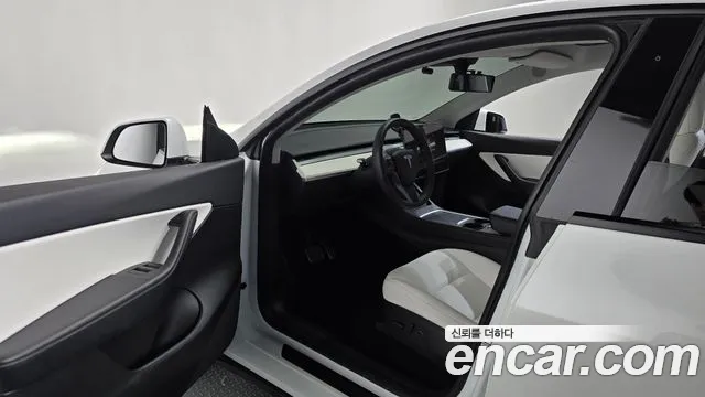 Tesla Model Y — Фото автомобиля 9