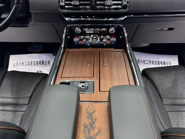 Lincoln Navigator — Фото автомобиля 4