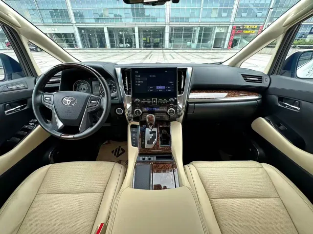 Toyota Alphard — Фото автомобиля 11