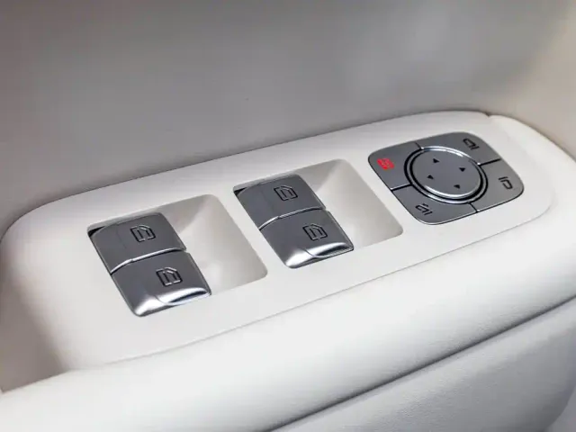 Li Auto L8 — Фото автомобиля 27