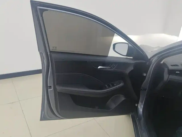 Roewe i5 — Фото автомобиля 7