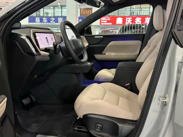 Volvo XC70 Plug-in Hybrid — Фото автомобиля 11