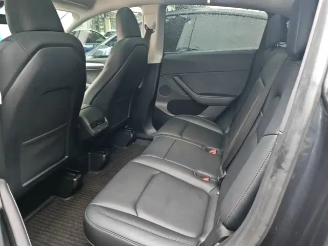 Tesla Model Y — Фото автомобиля 16