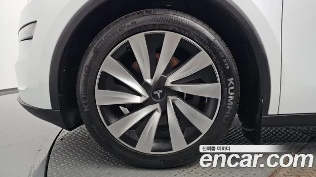 Tesla Model Y — Фото автомобиля 5