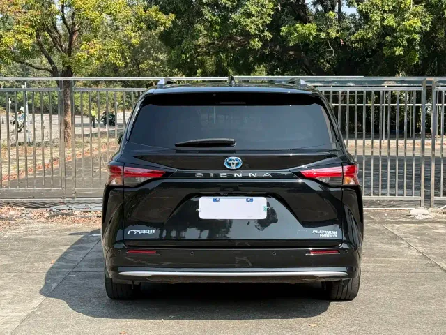 Toyota Sienna — Фото автомобиля 24