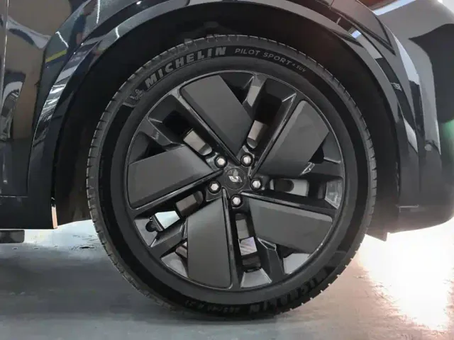 Li Auto L8 — Фото автомобиля 6
