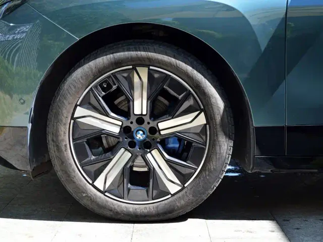 BMW iX — Фото автомобиля 6