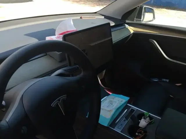 Tesla Model Y — Фото автомобиля 13