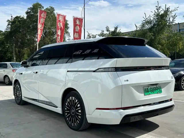 Xpeng X9 — Фото автомобиля 5