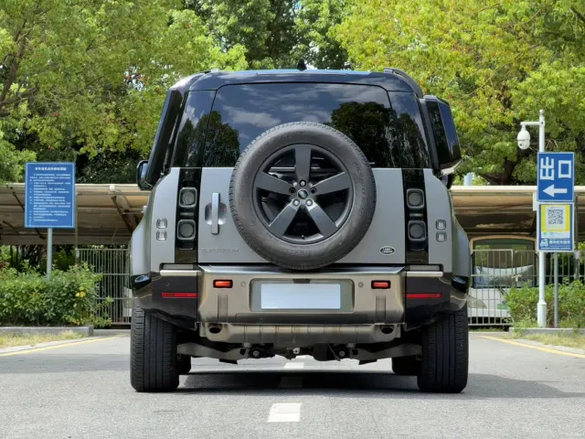 Land Rover Defender — Фото автомобиля 5