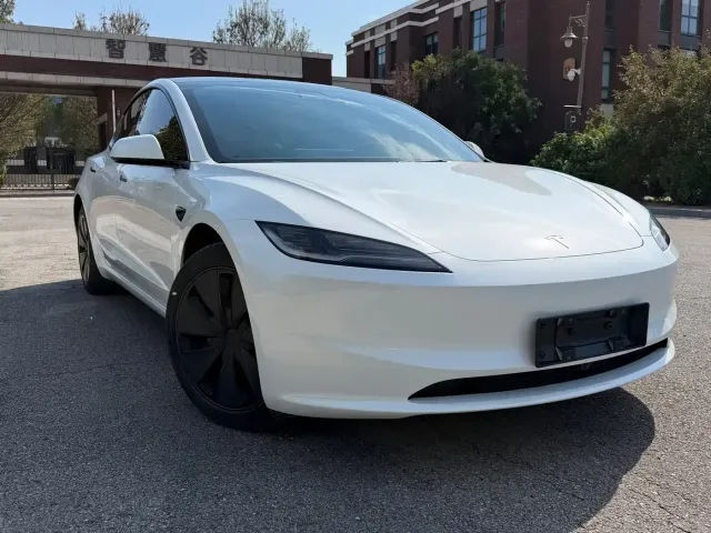 Tesla Model 3 — Фото автомобиля 3