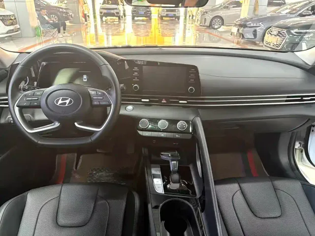 Hyundai Elantra — Фото автомобиля 4