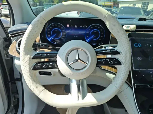 Mercedes-Benz EQE SUV — Фото автомобиля 10
