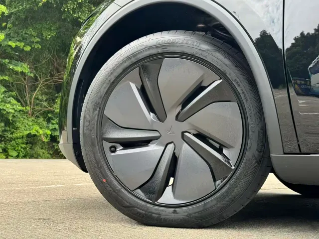 Tesla Model Y — Фото автомобиля 12