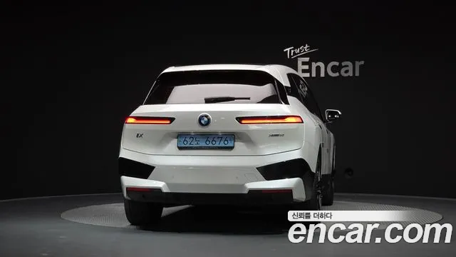 BMW iX — Фото автомобиля 4