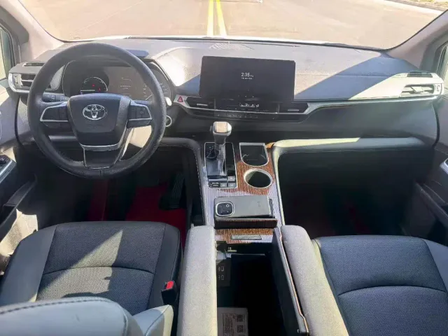 Toyota Sienna — Фото автомобиля 5